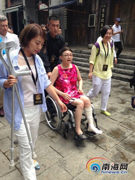 宋丹丹左脚受伤 坐着轮椅游览海口冯小刚电影公社