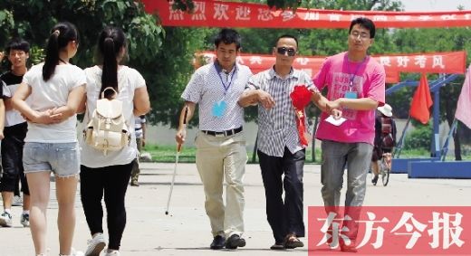 聚焦高考之记录 河南首位盲人高考生锣鼓开场