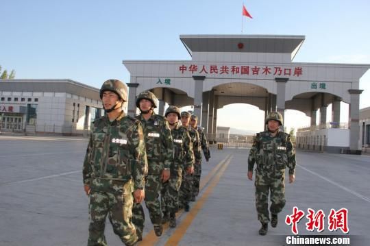 新疆边境团场开展治安巡逻 确保安全稳定
