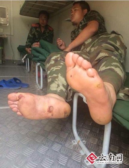 省副省长尹建业来到消防战地医疗救护站看望在救灾行动中受伤的战士