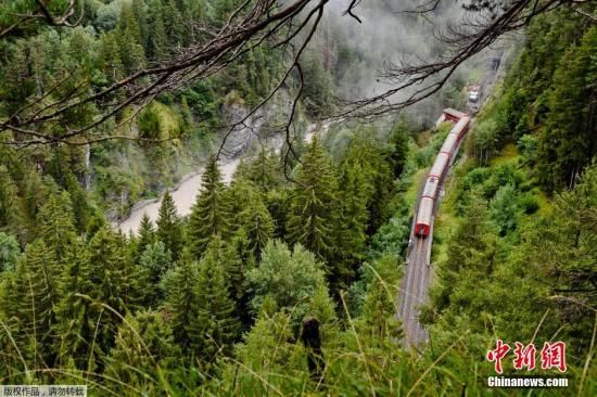 瑞士火车遭遇山崩脱轨致11人受伤 5人伤势严重_新浪新闻