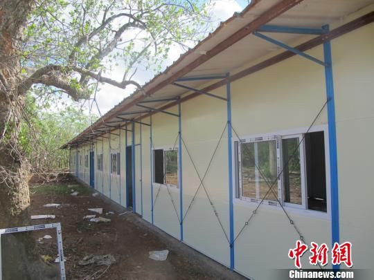 海南台风灾区搭建板房让学生按时入学