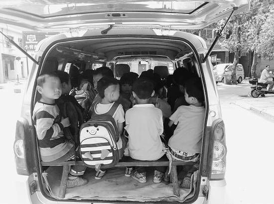 安徽无为:一客车严重超载 7座小面包车挤满14