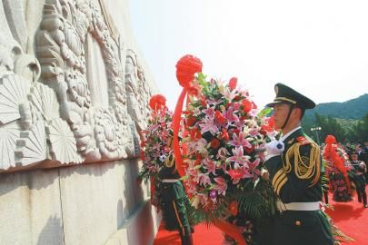 鲜花祭英灵 伟业慰先烈