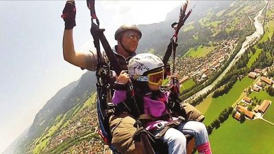 三岁女童挑战高空滑翔伞