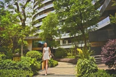 小伙伴们提前热身周末到龙湖世纪峰景"爬梯"去