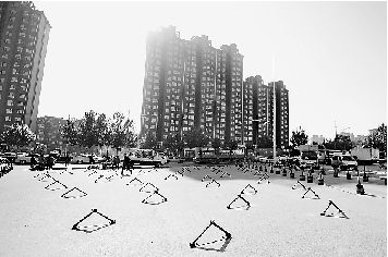 长春:小区设地锁阻止广场舞