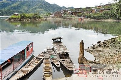 在酉阳土家族苗族自治县酉水河镇,酉水河横跨两个村寨——河湾村,后溪