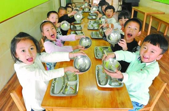 各地幼儿园,小学通过开展辨识粮食,吃饭光盘,田间劳动等活动,培养孩子