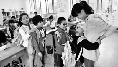 南京90后女教师每天放学都会拥抱每一个学生