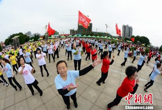 湖南办全民广场舞总决赛 数万“大妈”跳《小苹果》
