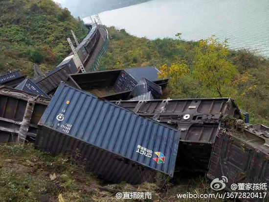 陕西旬阳货运列车脱轨事故造成2名司机死亡