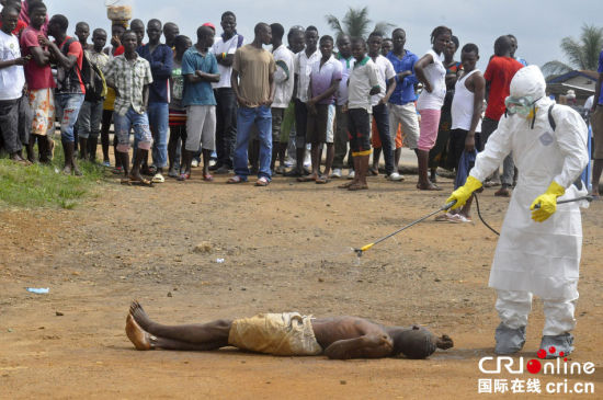 利比里亚蒙罗维亚,街头一具因感染埃博拉而死亡男性患者尸体