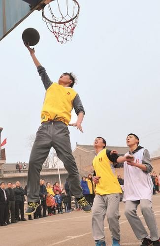 稷山县太阳乡董家庄村的村民在进行篮球比赛