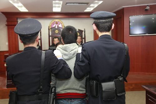 乌市中院新疆率先启动被告人出庭受审不穿囚服