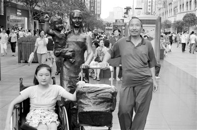 瘫痪女孩自强不息考上大学 希望早点挣钱也能