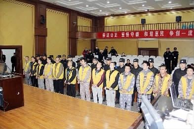 13名被告人出庭受审通讯员王金来摄利用手机木马病毒,结伙实施盗窃