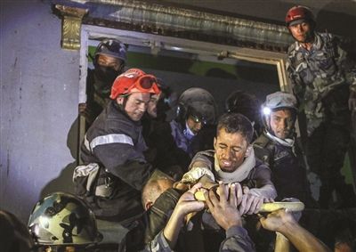 尼泊尔20岁男子 地震被埋82小时后生还
