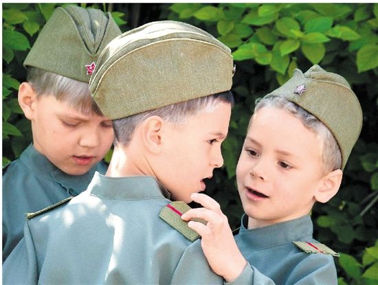 俄罗斯举行儿童阅兵式