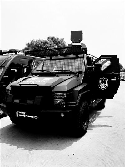 江宁特勤队反恐新武器: 霸气战车和声波弹