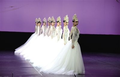 中国顶尖歌舞团 拉开施光南大剧院开业演出季序幕 _新浪新闻