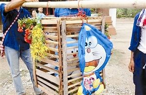 泰国村民祭祀求雨 将机器猫关进笼子