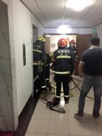 杭州一电梯突然下坠夹死女大学生
