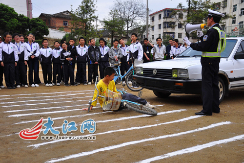 模拟车祸,教育学生珍爱生命