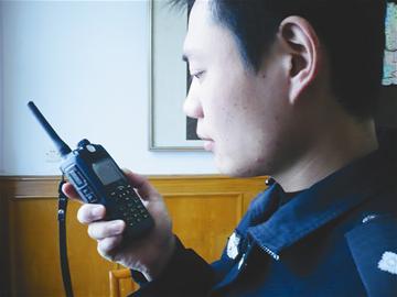 图文:民警配备可视对讲机