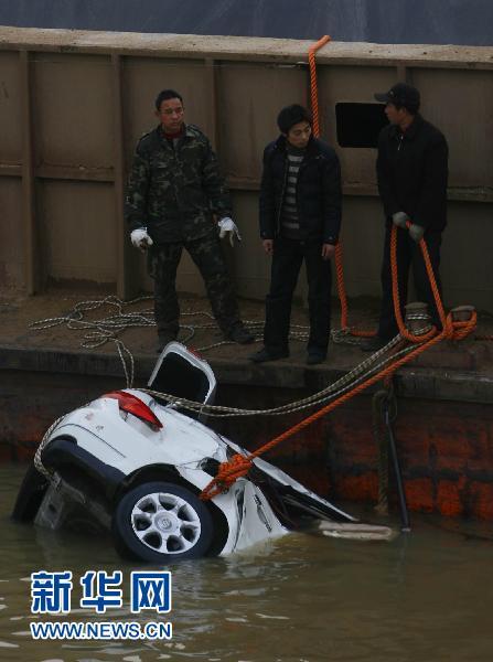 武汉一辆轿车坠桥 驾驶员被救乘客遇难(组图)