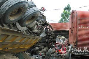 广东现货车撞火车事故 货车断头火车厢侧翻(图