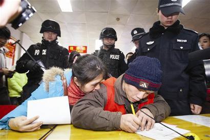 楚天金报讯 近日,重庆,民警押着邱柯来登记结婚.