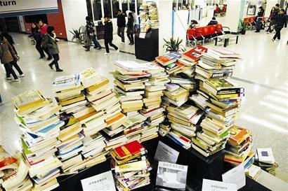 图文:开学忙还书_新闻中心_新浪网