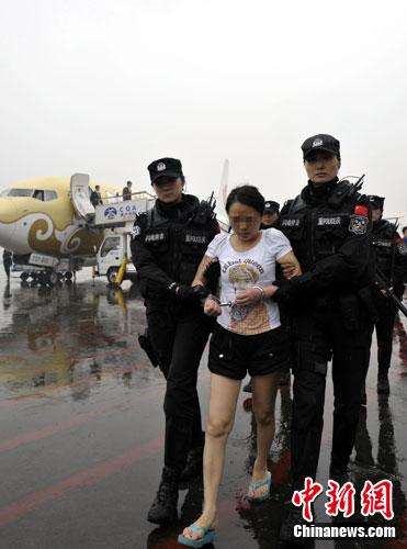 ���׷��500������Ů���ϴ������������ɻع�(ͼ)