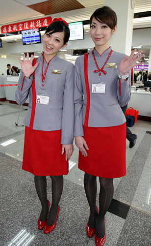台湾远东航空复航 空姐穿全新制服亮相(组图)