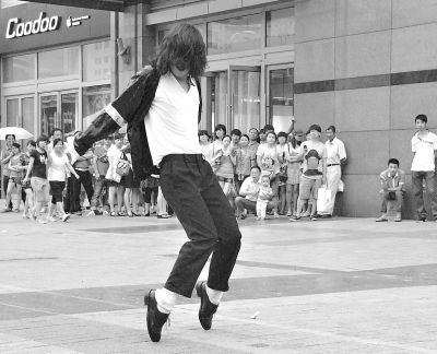 这些画多以街头小吃,街头卖艺为题材