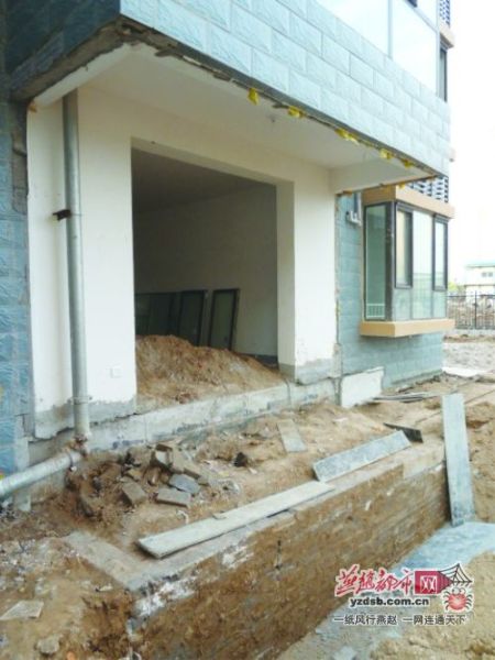 交房头天 石家庄回迁楼一住户阳台倒塌(图)