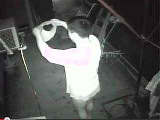 台一<em>男子</em>偷<em>穿女士内裤</em> 怪异行为遭监视器拍下