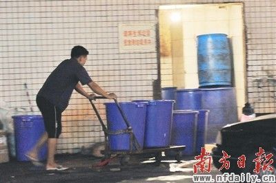 中小餐馆潲水多由自称养猪者上门收集(图)