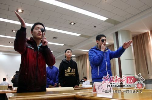 空军招飞石家庄站初检完成视力0.8过关（图）