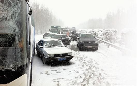 图文:山东济青高速大雪引发30余追尾事故
