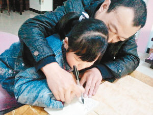 西安的哥收养脑瘫女孩9年 盼给孩子上户口(图