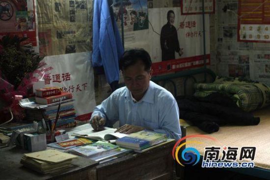 最美乡村教师扎根苗寨教书18年未获转正(图)