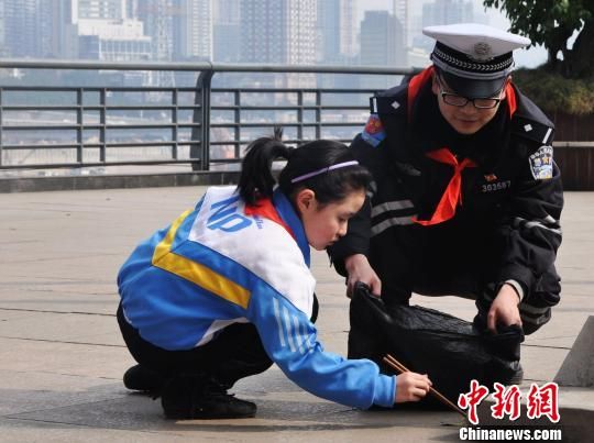 重庆交巡警带领小学生学雷锋(图)
