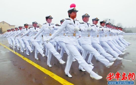北海舰队女兵亮相 英姿飒爽吸引众人眼球(图)