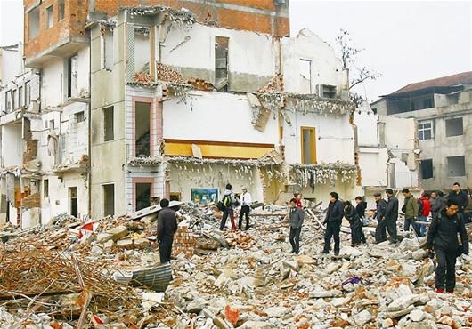 图文:淘砖垮楼 安全帽救命