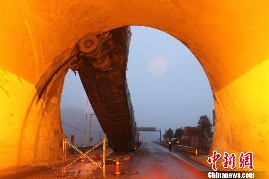 沪渝高速半挂车紧急避险爬上隧道(图)