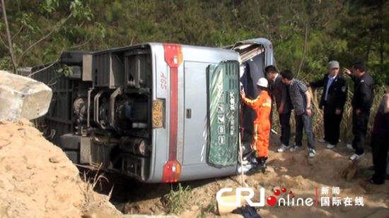 安徽潜山旅游客车翻下山崖 35人受伤(组图)