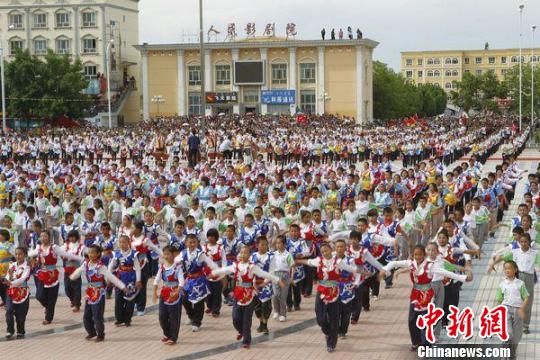 8日下午,2422人在新疆察布查尔锡伯自治县文化广场齐舞贝伦舞.