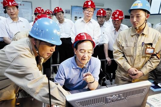 图文:把稳增长放在更加重要的位置